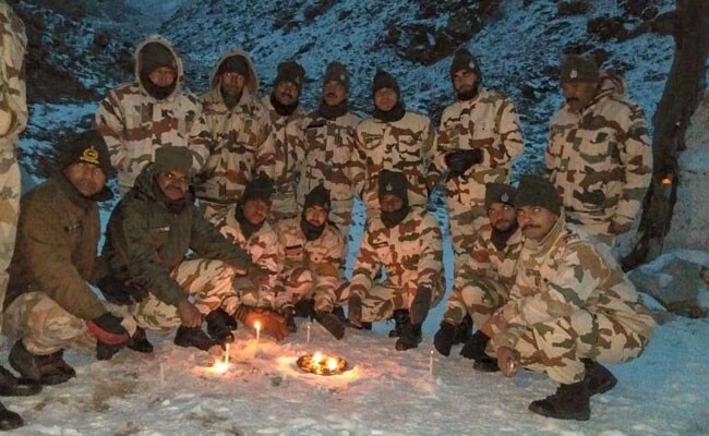 लद्दाख में हुई बर्फबारी के बीच ITBP जवानों ने दीये जलाकर मनाई दिवाली