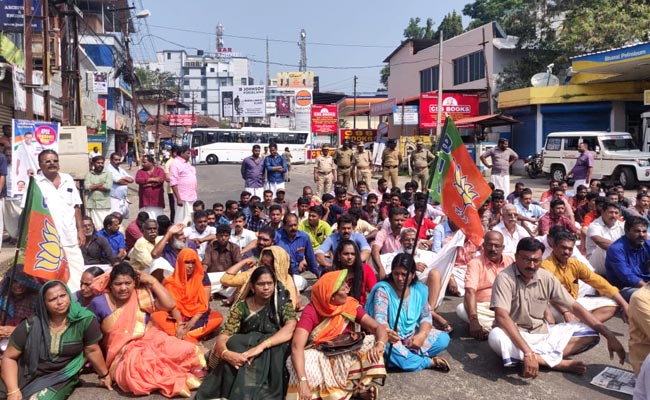 Protesters Block Kerala Highway As BJP Calls It Day Of Sabarimala Protest