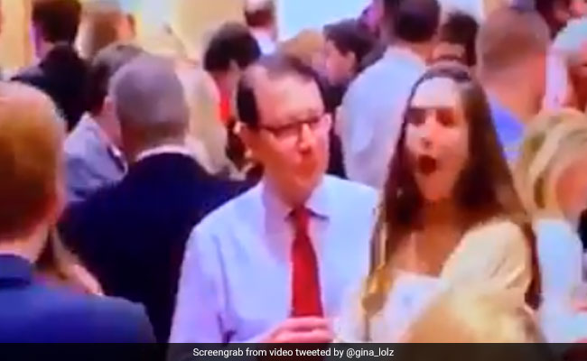 Viral Video: पिता ने पीछे से कान में कही ऐसी बात, बेटी ने बना लिया ऐसा चेहरा, जानिए आखिर कहा क्या था