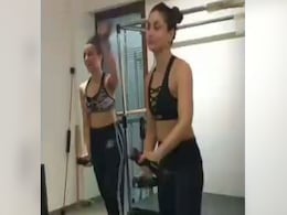 करीना कपूर ने 'बजरंगी भाईजान' के सॉन्ग पर की इतनी कसरत, हालत हुई खराब पर नहीं छोड़ी हिम्मत- देखें Video करीना कपूर ने 'बजरंगी भाईजान' के सॉन्ग पर की इतनी कसरत, हालत हुई खराब पर नहीं छोड़ी हिम्मत- देखें Video