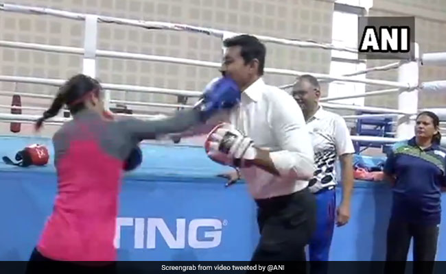 Mary Kom के साथ मुक्केबाजी करते दिखे खेल मंत्री राज्यवर्धन सिंह राठौर, वायरल हुआ VIDEO