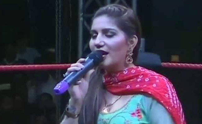 Video: सपना चौधरी कुश्ती के रिंग में कर रही थीं परफॉर्म, किसी ने फेंका लोहा तो बोलीं- मां का दूध पिया होता...