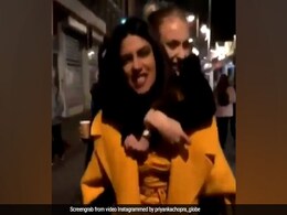 Video: जेठानी को पीठ पर बैठाकर बोलीं प्रियंका चोपड़ा- आजकल ये सब करना पड़ता है... Video: जेठानी को पीठ पर बैठाकर बोलीं प्रियंका चोपड़ा- आजकल ये सब करना पड़ता है...