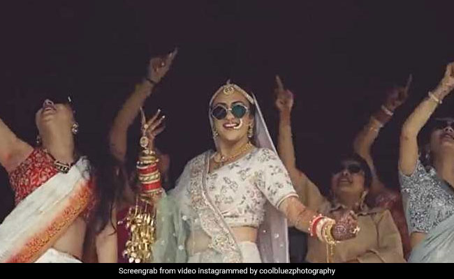 शादी से पहले लड़की ने अपनी सहेलियों के साथ बनाया VIDEO, पिता को बोली- सिंगल रहने दो