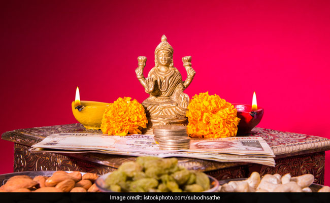 Dhanteras 2018: This Dhanteras Greet Your Family With Wishes, WhatsApp Messages And Facebook Greetings
