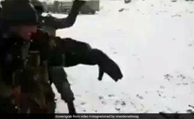 बर्फीली पहाड़ियों के बीच जवानों ने किया कुछ ऐसा, सहवाग बोले- दिल खुश हो गया, देखें VIDEO