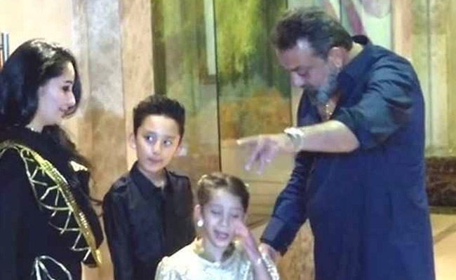 संजय दत्त के 8 साल के बेटे ने मीडिया से पूछा ऐसा सवाल, Video देख आप भी हो जाएंगे इमोशनल