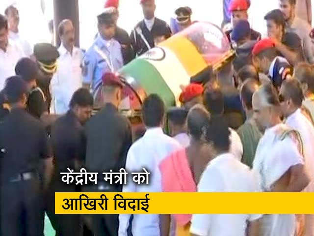 केंद्रीय मंत्री अनंत कुमार को आखिरी विदाई, पीएम मोदी ने दी श्रद्धांजलि