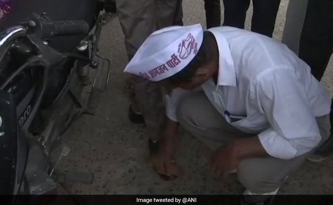 This Candidate Is Polishing Shoes To Please Voters In Madhya Pradesh This Candidate Is Polishing Shoes To Please Voters In Madhya Pradesh