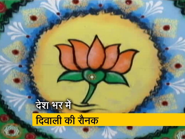 क्या दिवाली के नाम पर सियासी मैसेज छाए?