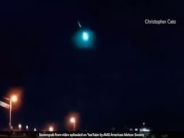 आसमान से गिरती दिखाई दी नीले रंग की अजीबोगरीब चीज, देखें VIDEO आसमान से गिरती दिखाई दी नीले रंग की अजीबोगरीब चीज, देखें VIDEO