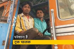 दिल्ली के बॉर्डर पर ट्रकों की भीड़ दिल्ली के बॉर्डर पर ट्रकों की भीड़