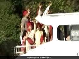 Deepika Ranveer Wedding: अपनी ही बारात में नाचते हुए पहुंचे रणवीर सिंह, दोस्तों के साथ बोट पर यूं आए नजर! देखें Pics Deepika Ranveer Wedding: अपनी ही बारात में नाचते हुए पहुंचे रणवीर सिंह, दोस्तों के साथ बोट पर यूं आए नजर! देखें Pics