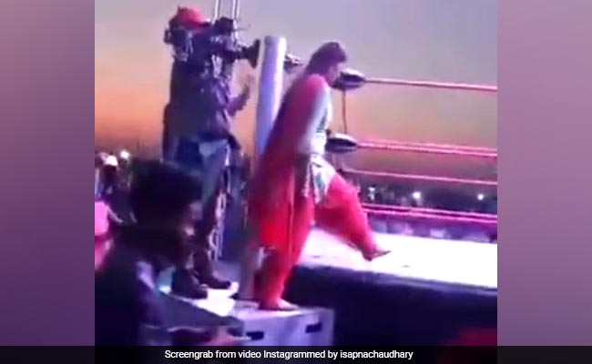 सपना चौधरी कूदीं कुश्ती के रिंग में और फिर हुआ कुछ ऐसा, Video ने उड़ाया गरदा...