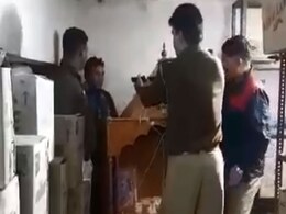 मेडिकल स्टोर में घुसे चोर, पीछे-पीछे पहुंच गई दिल्ली पुलिस, फिर तन गई रिवाल्वर, देखें- Video मेडिकल स्टोर में घुसे चोर, पीछे-पीछे पहुंच गई दिल्ली पुलिस, फिर तन गई रिवाल्वर, देखें- Video
