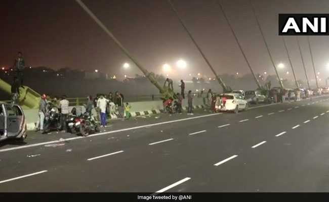 दिल्ली के सिग्नेचर ब्रिज पर सेल्फी के लिए होड़ के बाद निर्वस्त्र होने का वीडियो वायरल