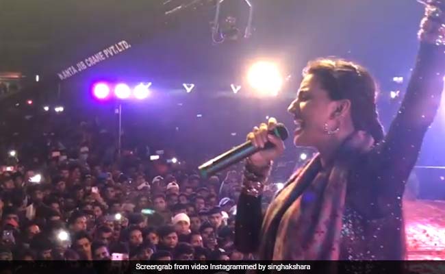 भोजपुरी एक्ट्रेस अक्षरा सिंह ने अपनी आवाज से चलाया जादू, फैन्स यूं हुए दीवाने; देखें Video