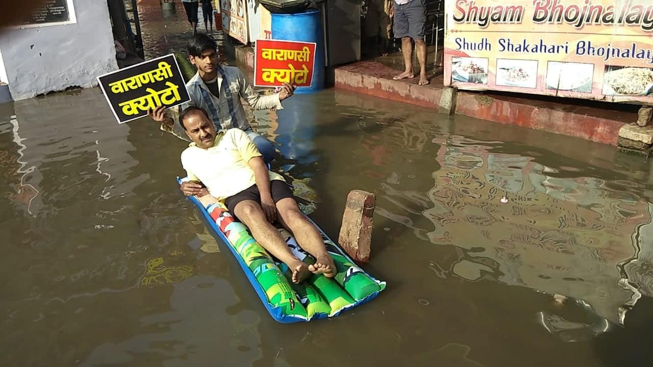 जब सीवर के पानी पर बाथटब रख लेट गए पार्षद, अनोखे अंदाज़ में किया पीएम मोदी के खिलाफ विरोध प्रदर्शन