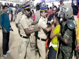 सबरीमाला मंदिर: देर रात CM के घर के बाहर प्रदर्शन, 70 लोग हिरासत में, केंद्रीय मंत्री बोले- आपातकाल से बुरे हालात सबरीमाला मंदिर: देर रात CM के घर के बाहर प्रदर्शन, 70 लोग हिरासत में, केंद्रीय मंत्री बोले- आपातकाल से बुरे हालात