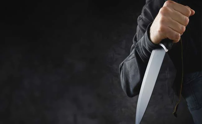 नशे के लिए पैसा ना देने पर युवन ने माता-पिता और दादी पर किया चाकू से हमला