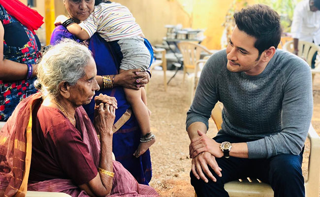 106 साल की इस फैन ने साउथ सुपरस्टार महेश बाबू का चूमा हाथ, कुछ यूं जताया प्यार... देखें Pics