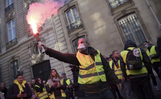 Woman's Death Casts Shadow Over France's 'Yellow Vest' Protests