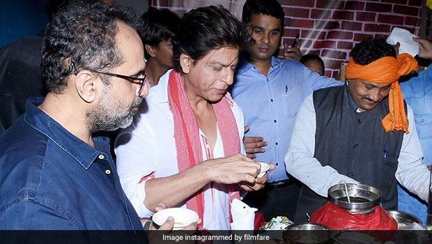 Video: At Zero Trailer Launch, Shah Rukh Khan Enjoys Yummy Street Foods!