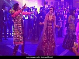 दीपिका पादुकोण ने पति के साथ लगाए ठुमके, रणवीर सिंह ने उड़ाई कपड़ों की खिल्ली; देखें Video दीपिका पादुकोण ने पति के साथ लगाए ठुमके, रणवीर सिंह ने उड़ाई कपड़ों की खिल्ली; देखें Video