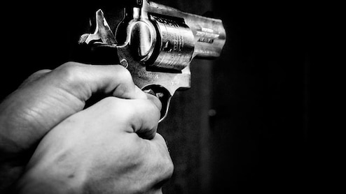 "सावधानी से गाड़ी चलाओ", सुनते ही तान दी पिस्तौल! बीच सड़क पर कहासुनी में चली गोली