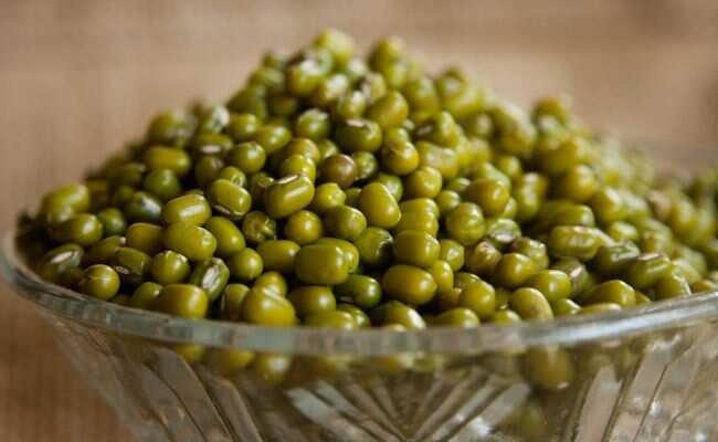 Benefits Of Moong Dal: हाई बीपी के लिए कारगर है मूंग दाल, डाइट में शामिल कर बढ़ेगी इम्यूनिटी, जानें मूंगदाल के 4 बड़े फायदे!