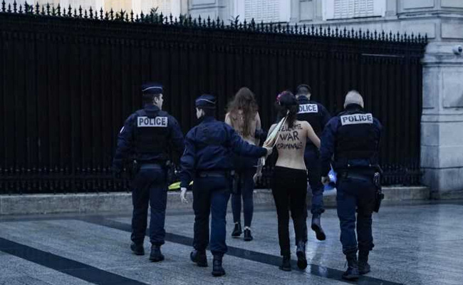 Topless Femen Activists Greet US President Amid Protests In Paris