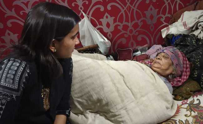 दिल्ली महिला आयोग ने 95 वर्षीय महिला को बचाया