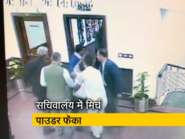 केजरीवाल पर मिर्च पाउडर फेंका, CCTV फुटेज आया सामने