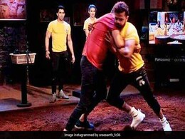 Bigg Boss 12: श्रीसंत ने बिग बॉस में करणवीर को दिया धोबी पछाड़, टीवी एक्टर को यूं चटाई धूल...देखें Video Bigg Boss 12: श्रीसंत ने बिग बॉस में करणवीर को दिया धोबी पछाड़, टीवी एक्टर को यूं चटाई धूल...देखें Video