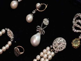 French Queen Marie Antoinette's Pearl Pendant Sells For Record $36 Million French Queen Marie Antoinette's Pearl Pendant Sells For Record $36 Million