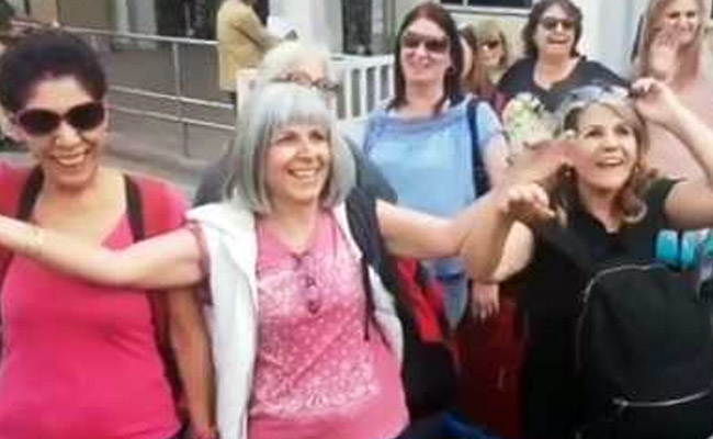 प्रियंका चोपड़ा की शादी के लिए आए विदेशी बाराती, एयरपोर्ट पर हुआ कुछ ऐसा चिल्लाने लगे- पीसी...पीसी...देखें Video