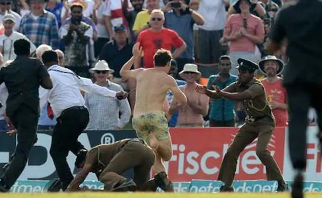 कपड़े उतारकर खिलाड़ियों से मिलने पहुंचा फैन, सिक्योरिटी गार्ड्स के छूटे पसीने, देखें VIDEO