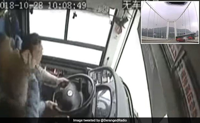 महिला और ड्राइवर के झगड़े में गई 13 लोगों की जान, बस गिर गई नदी में, वायरल हुआ VIDEO