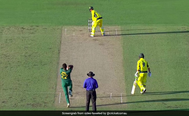उल्टा खड़े होकर बल्लेबाजी कर रहा था ऑस्ट्रेलियाई बल्लेबाज, खेला ऐसा शॉट हंस पड़े खिलाड़ी, देखें VIDEO