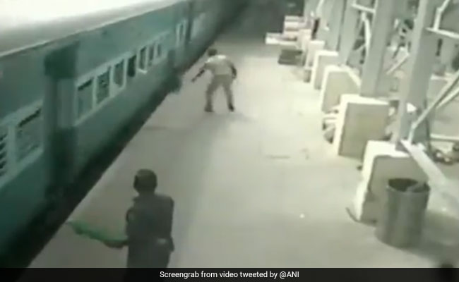 चलती ट्रेन को पकड़ने को कोशिश कर रहा था यात्री, हाथ छूटा तो हुआ ऐसा, देखें VIDEO