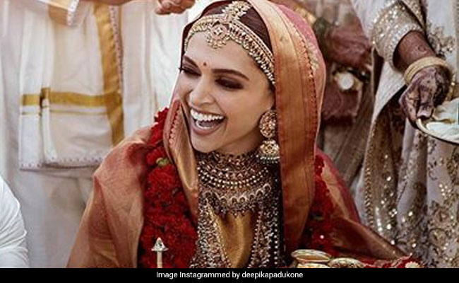 दीपिका पादुकोण की शादी की साड़ी का खुला राज, डिजाइनर सब्यसाची नहीं बल्कि इन्होंने दिया था गिफ्ट