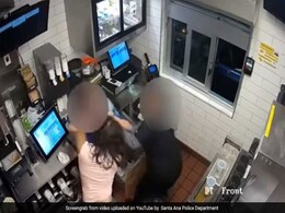 McDonald's में बर्गर के साथ नहीं दिया केचप तो महिला ने किया बवाल, मैनेजर को पीटा, देखें VIDEO McDonald's में बर्गर के साथ नहीं दिया केचप तो महिला ने किया बवाल, मैनेजर को पीटा, देखें VIDEO
