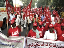 ट्रैफिक अलर्ट: दिल्ली की सड़कों पर उतरे देश के अन्नदाता, इन रास्तों से बचकर रहें दिल्लीवाले ट्रैफिक अलर्ट: दिल्ली की सड़कों पर उतरे देश के अन्नदाता, इन रास्तों से बचकर रहें दिल्लीवाले