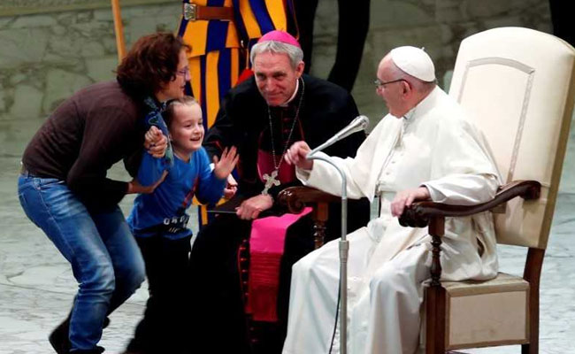 6-Year-Old Interrupts Vatican Ceremony - And Pope Francis Doesn't Mind
