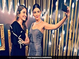 अनुष्का शर्मा के मोम के पुतले ने कुछ यूं ली सेल्फी, इंटरनेट पर वायरल हुई Photo अनुष्का शर्मा के मोम के पुतले ने कुछ यूं ली सेल्फी, इंटरनेट पर वायरल हुई Photo