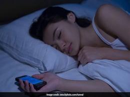 तकिए के नीचे मोबाइल रखकर सोते हैं तो हो जाएं सावधान तकिए के नीचे मोबाइल रखकर सोते हैं तो हो जाएं सावधान