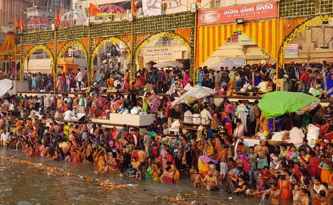 Kartik Purnima 2018 : कार्तिक पूर्णिमा के दिन काशी के पावन घाटों पर दिखा अद्भुत नजारा, देखें तस्वीरें...