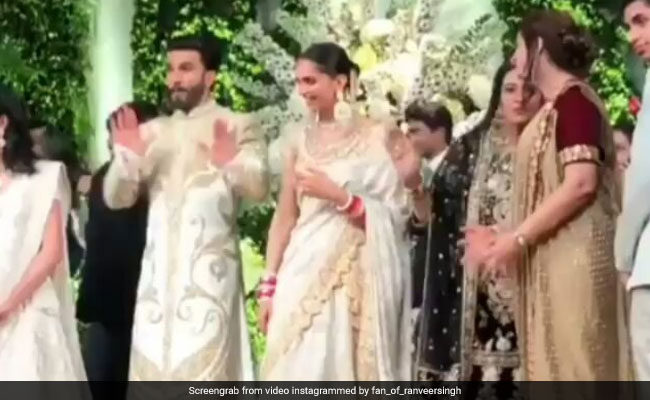 Video: दीपिका पादुकोण कर रही गेस्ट का वेलकम, स्टेज पर ही 'सिंबा' को प्रमोट करने लगे रणवीर सिंह