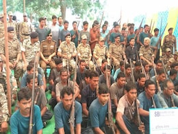 छत्तीसगढ़ में 62 नक्सलियों ने पुलिस के सामने किया आत्मसमर्पण छत्तीसगढ़ में 62 नक्सलियों ने पुलिस के सामने किया आत्मसमर्पण