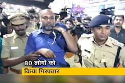 सबरीमला मंदिर के बाहर प्रदर्शन कर रहे 80 लोगों को पुलिस ने किया गिरफ़्तार सबरीमला मंदिर के बाहर प्रदर्शन कर रहे 80 लोगों को पुलिस ने किया गिरफ़्तार